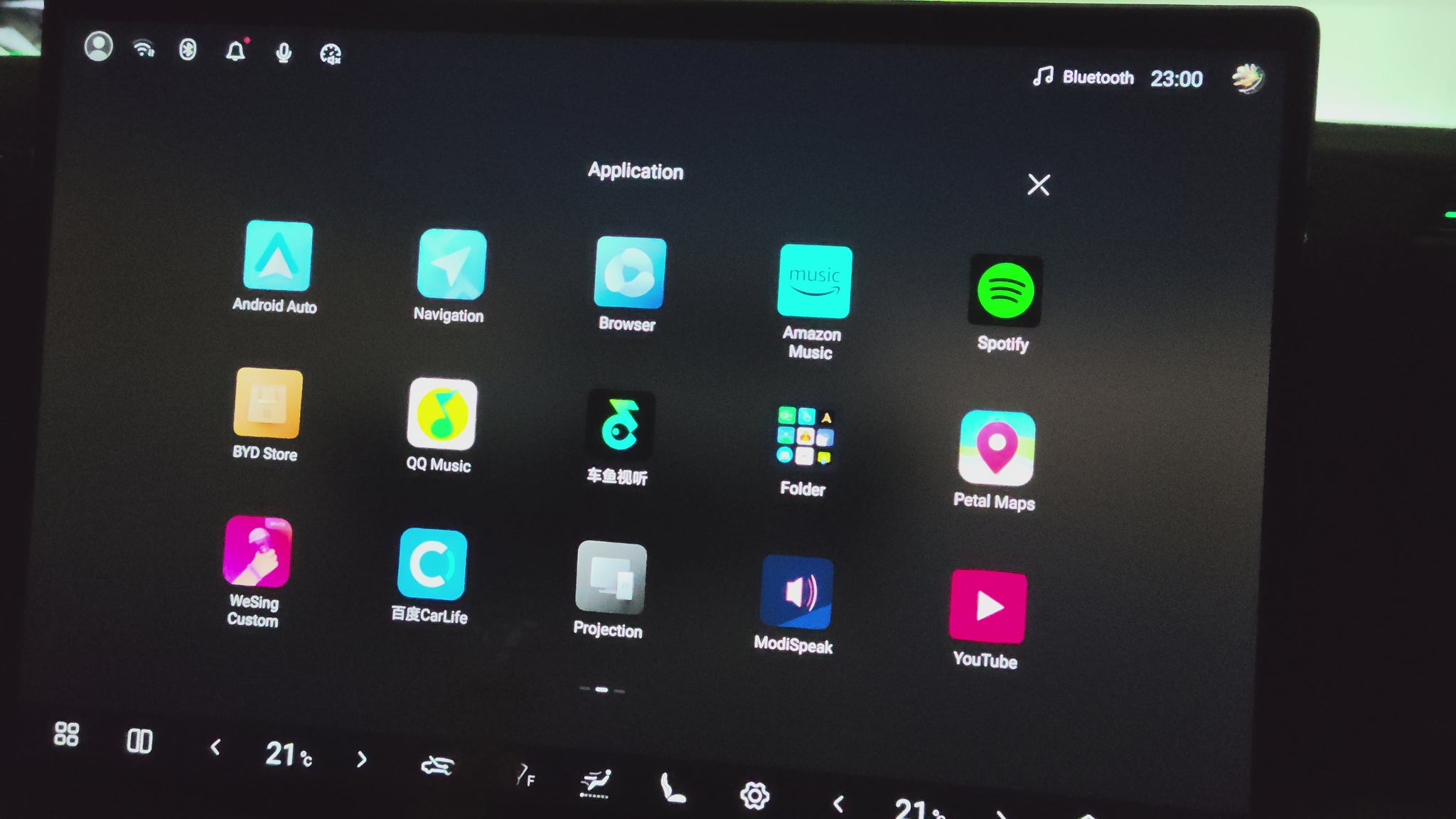 video showing the denaz b8's sideloaded library of the app drawer, containing several third party apps.